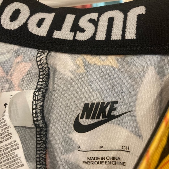 Nike Multi-Color Floral Leggings Size Small - Picture 3 of 5